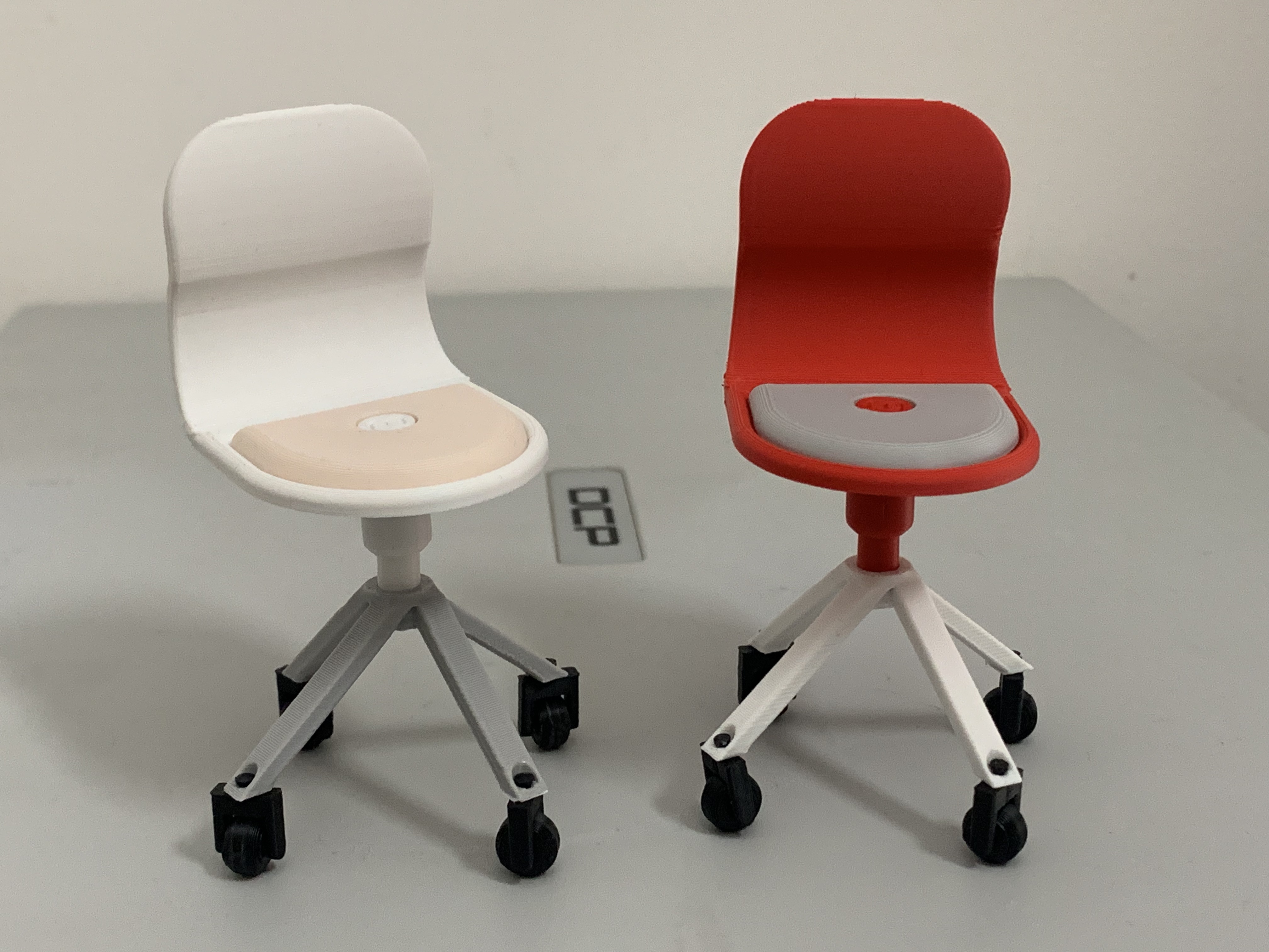 Miniatura 3 do modelo 3D 带减震悬挂万向轮360度旋转的指尖滑轮转椅——桌面解压拼装小玩具