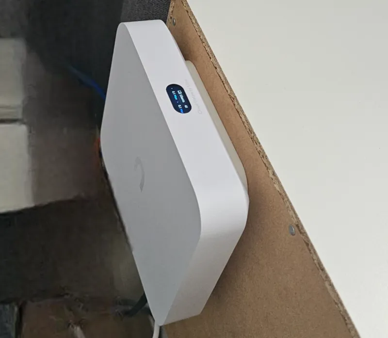 Ubiquiti Cloud Gateway Ultra Floating Magnet Mount