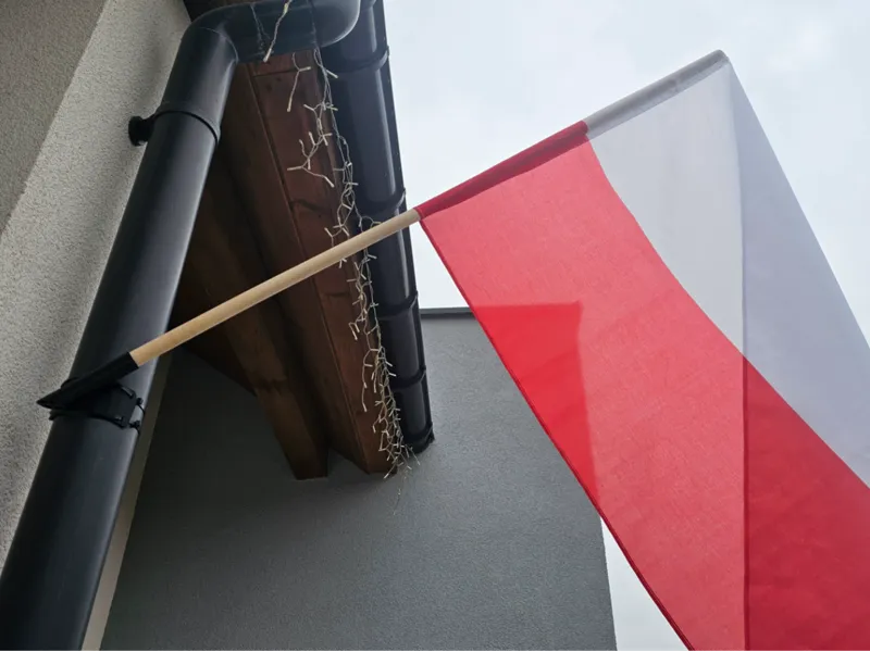 Flag pole holder