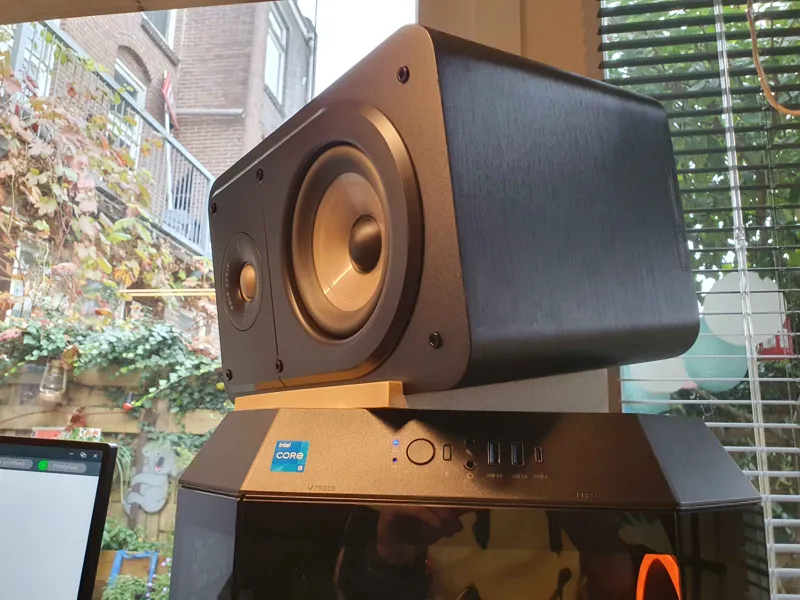 Bookshelf speaker stand for Thermaltake Tower 300