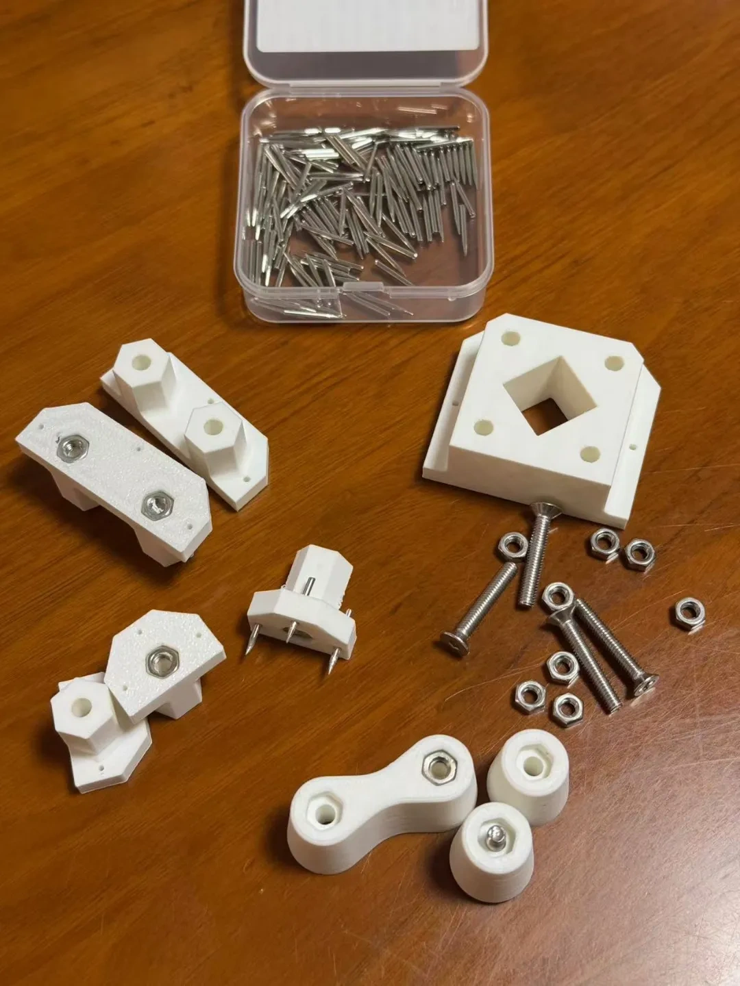 Miniatura 1 do modelo 3D 洞洞板挂墙方案（无痕钉）