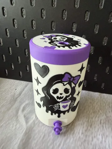 Letrero o emblema decorativo: Horror Girlie Can Cooler – 12oz / 330ml / 355ml — vista de referencia 4