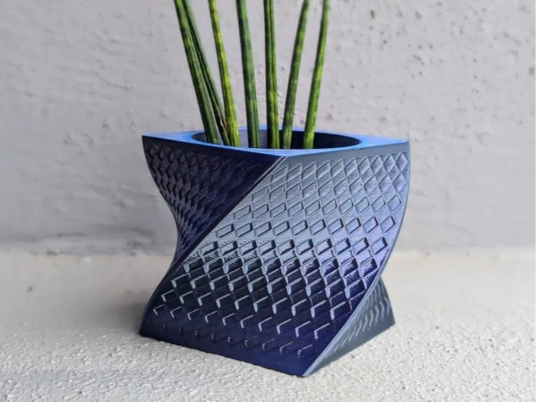 Elegant vase with diamond shapes (7cm diameter)