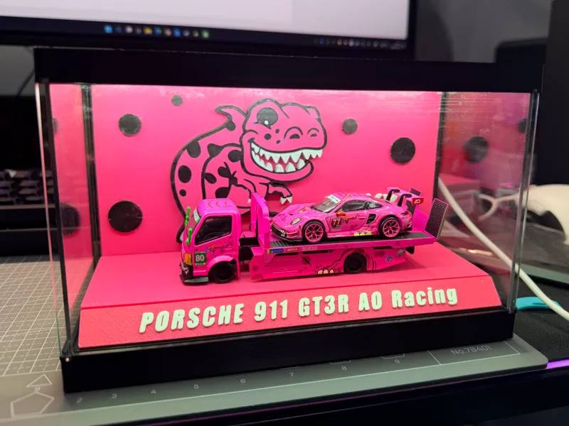 MINIGT 粉/绿保时捷 911 GT3 R AO Racing 专属展示盒 V1