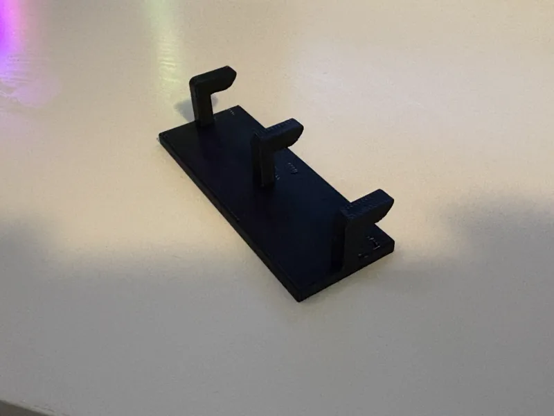 Multifunktionale Wandhalterung mit 3 Haken