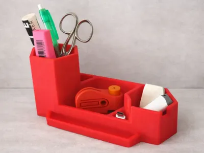 Pen holder with puncture‑safe bottom