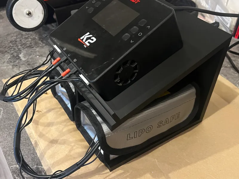 Ständer für RC Batterie Ladegerät z.B. ISDT