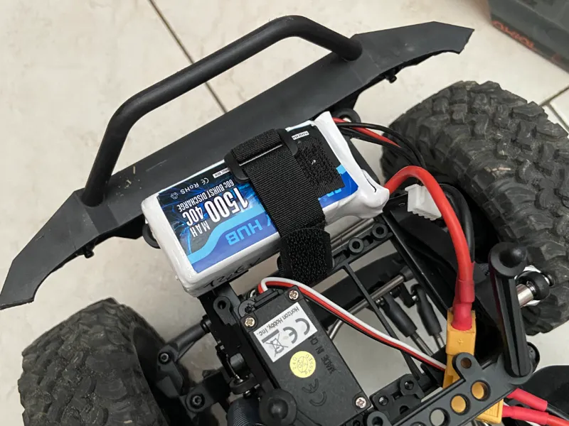 Front battery holder for axial scx10 iii