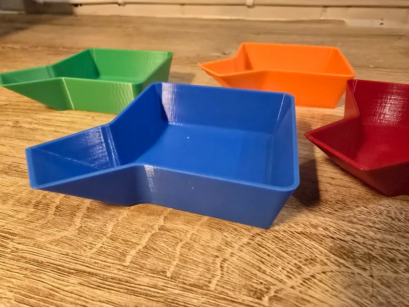 Stackable sorting tray for board games or crafts 