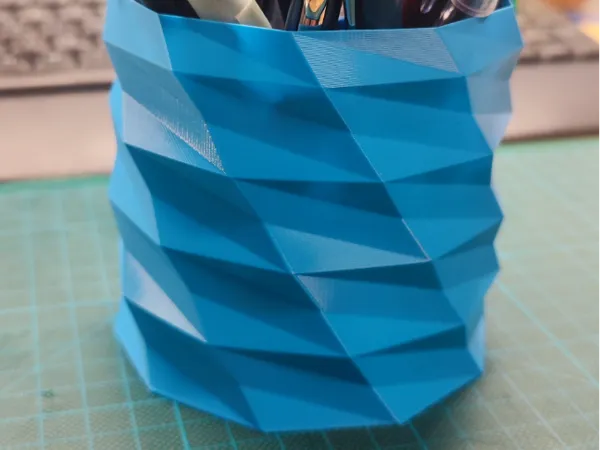 Pot à crayons en spirale