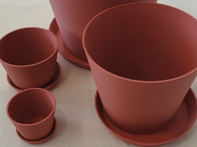 Simple sturdy stadard size planter pots + saucer
