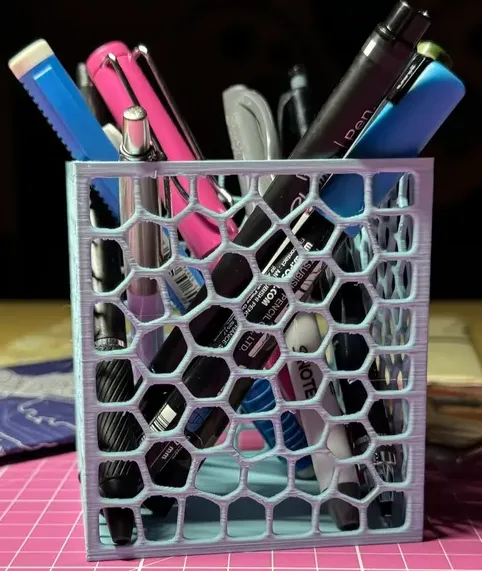 Voronoi pen holder