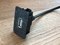 Prise USB pour tableau de bord Volkswagen Golf 4 — photo 1