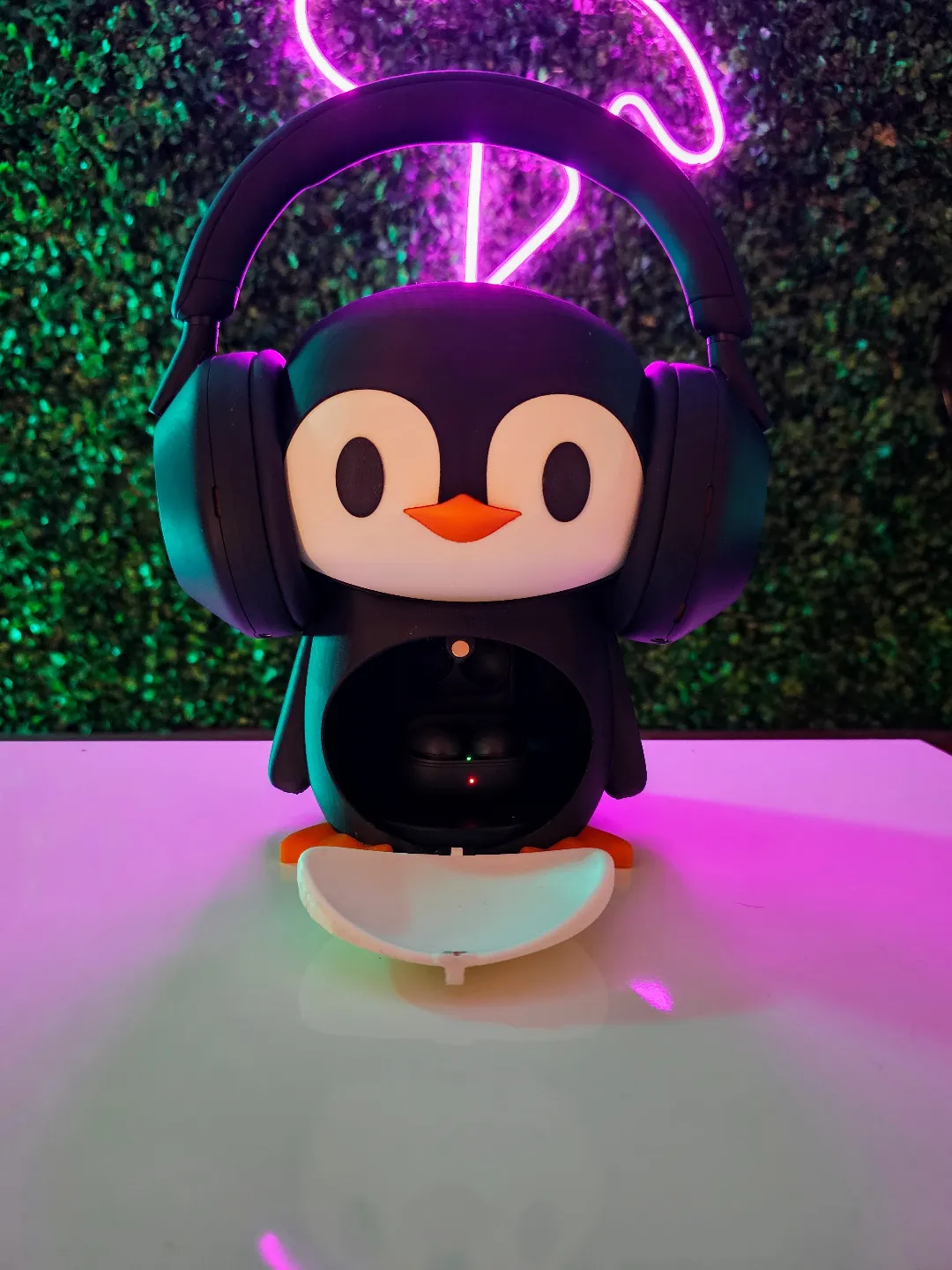 Penguin Headphone Stand - Your Audio Companion view 4