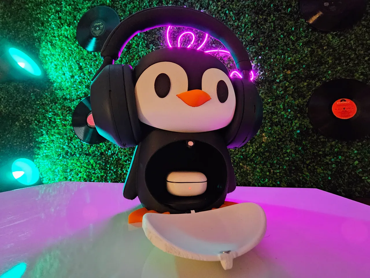 Penguin Headphone Stand - Your Audio Companion view 2