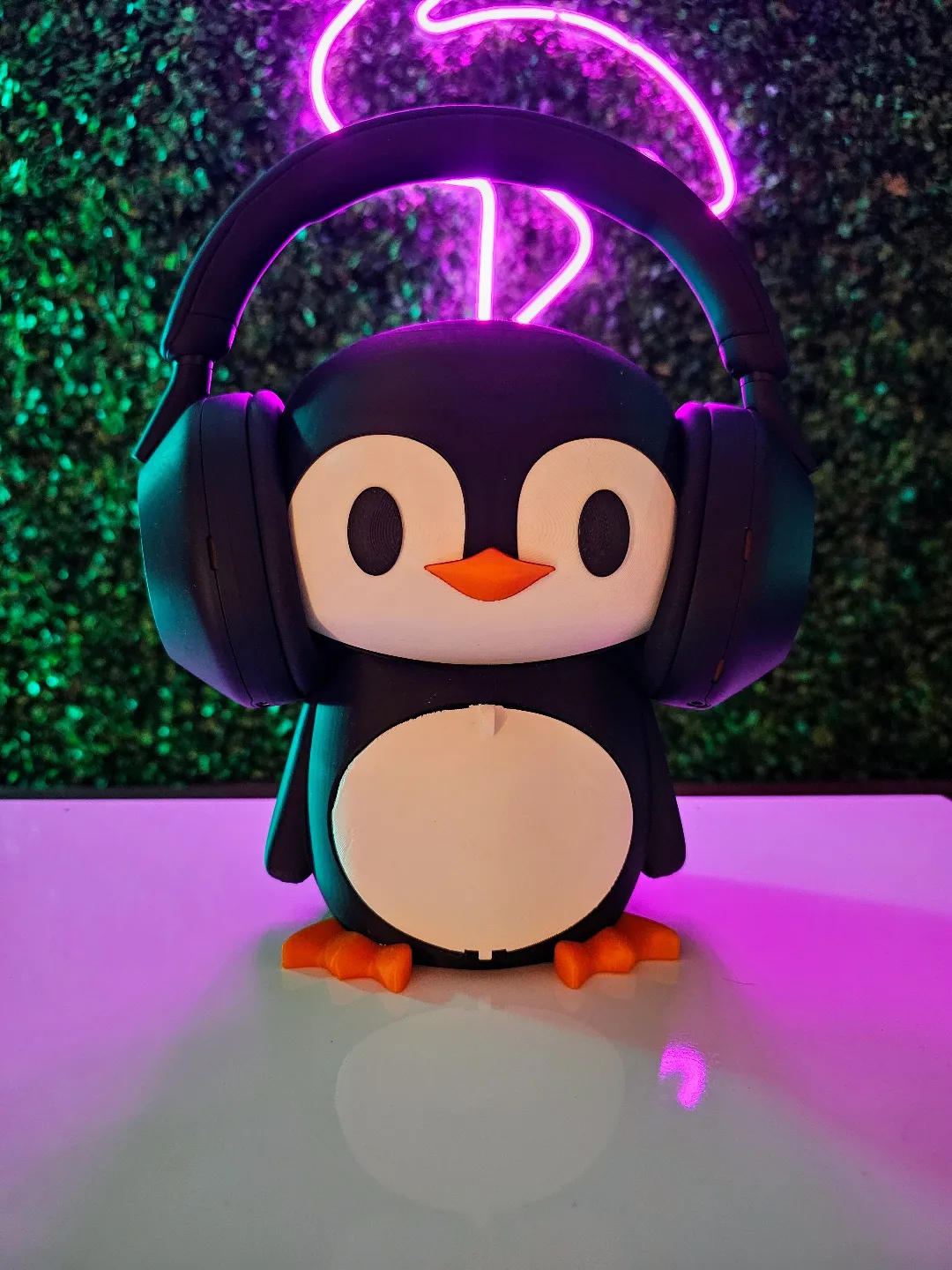 Penguin Headphone Stand - Your Audio Companion view 3