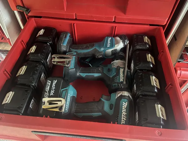 Range-batteries Makita 18V pour tiroir profond Packout