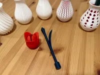 Fleur de tulipe avec tige, support et vases — photo 4