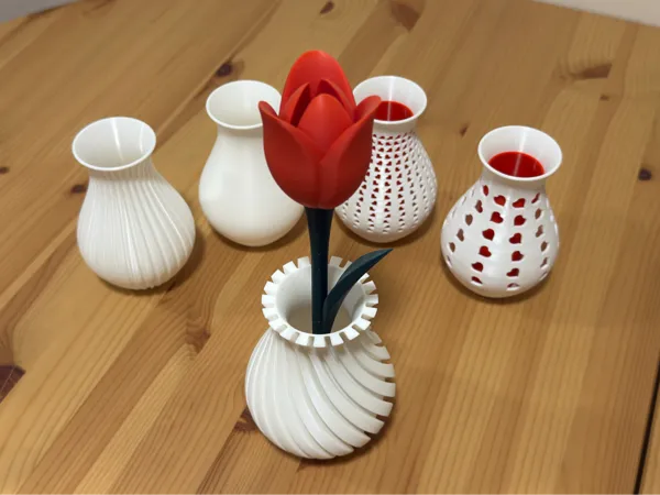 Fleur de tulipe avec tige, support et vases
