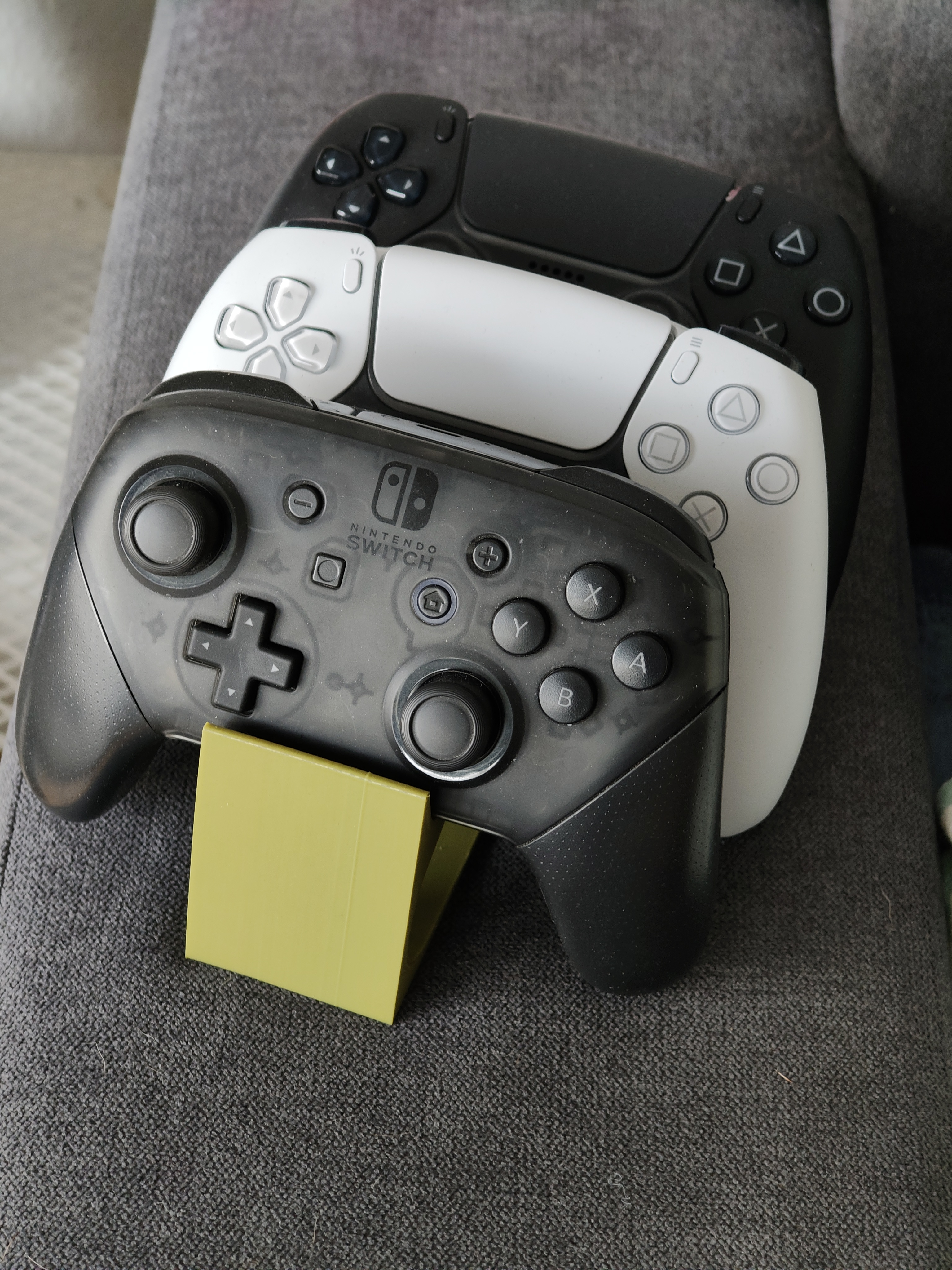 Miniatura 2 do modelo 3D Holder for 3 Controllers (universal) 
