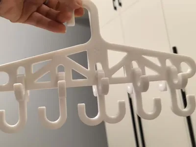 Expandable dense clothes hanger
