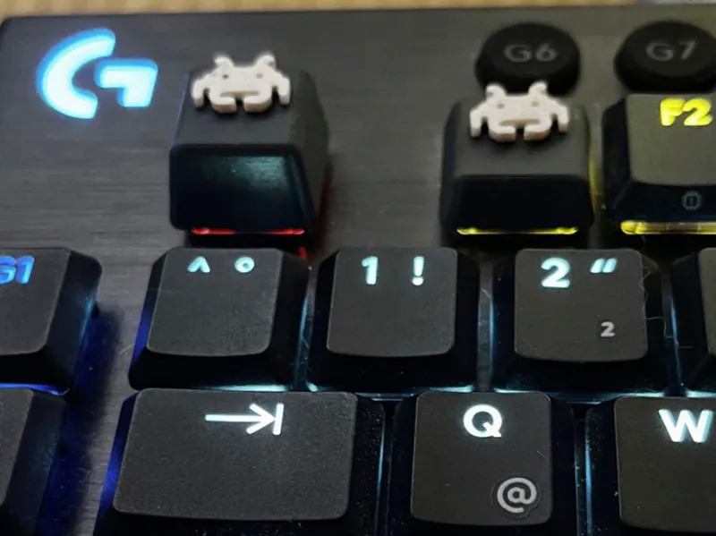 Retro Alien–Clip-On Keycap Topper (MX Compatible)