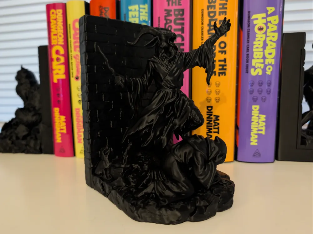 Estante o repisa: DCC - Prepotente Bookend. Referencia del modelo original.