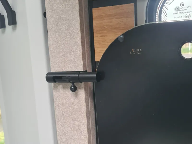 Hymer MLT 580  Lock for gas stove glass