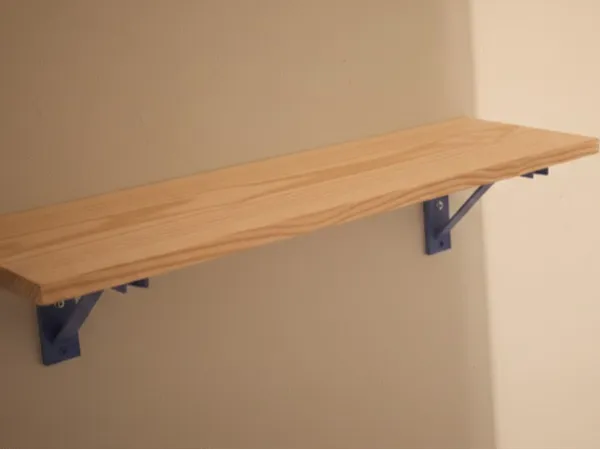 Équerre décorative pour étagère