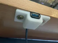 Fixation de port USB sous une table — photo 2