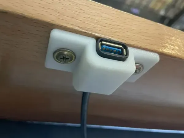 Fixation de port USB sous une table