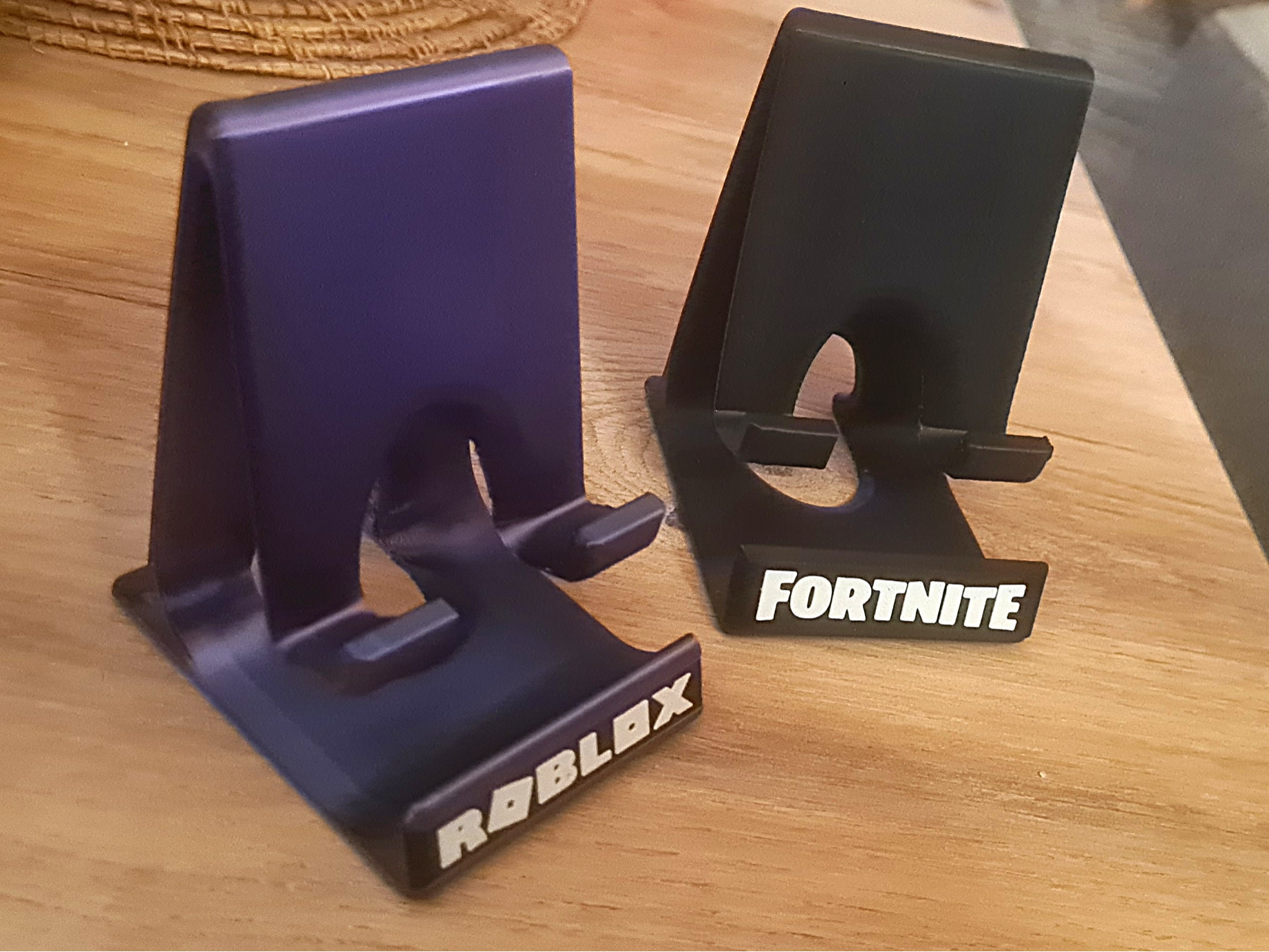 Phone stand with replacable logo
