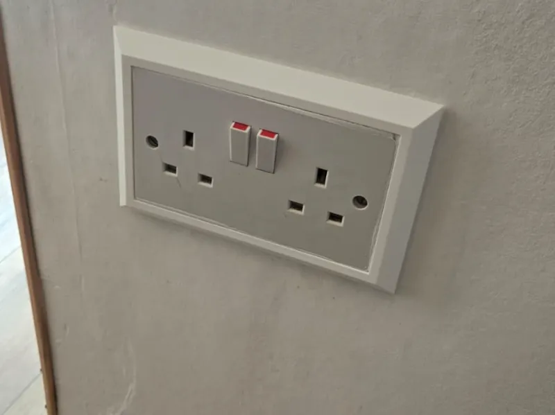 simple uk double plug surround 