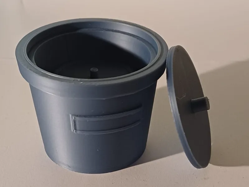 container with customizable nametag
