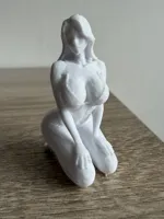 Figurine féminine agenouillée — photo 2