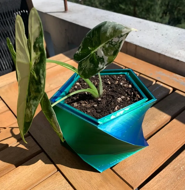 Plant Pot with Drainage - Twister