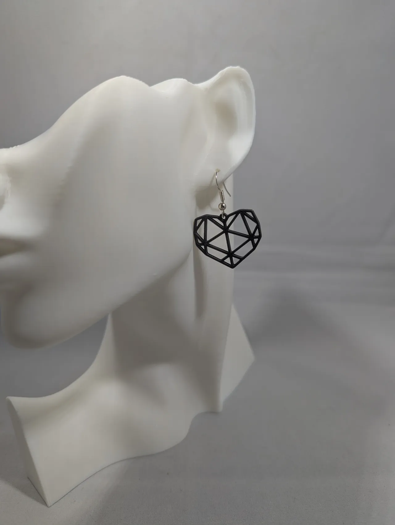 Geometric heart earrings view 4