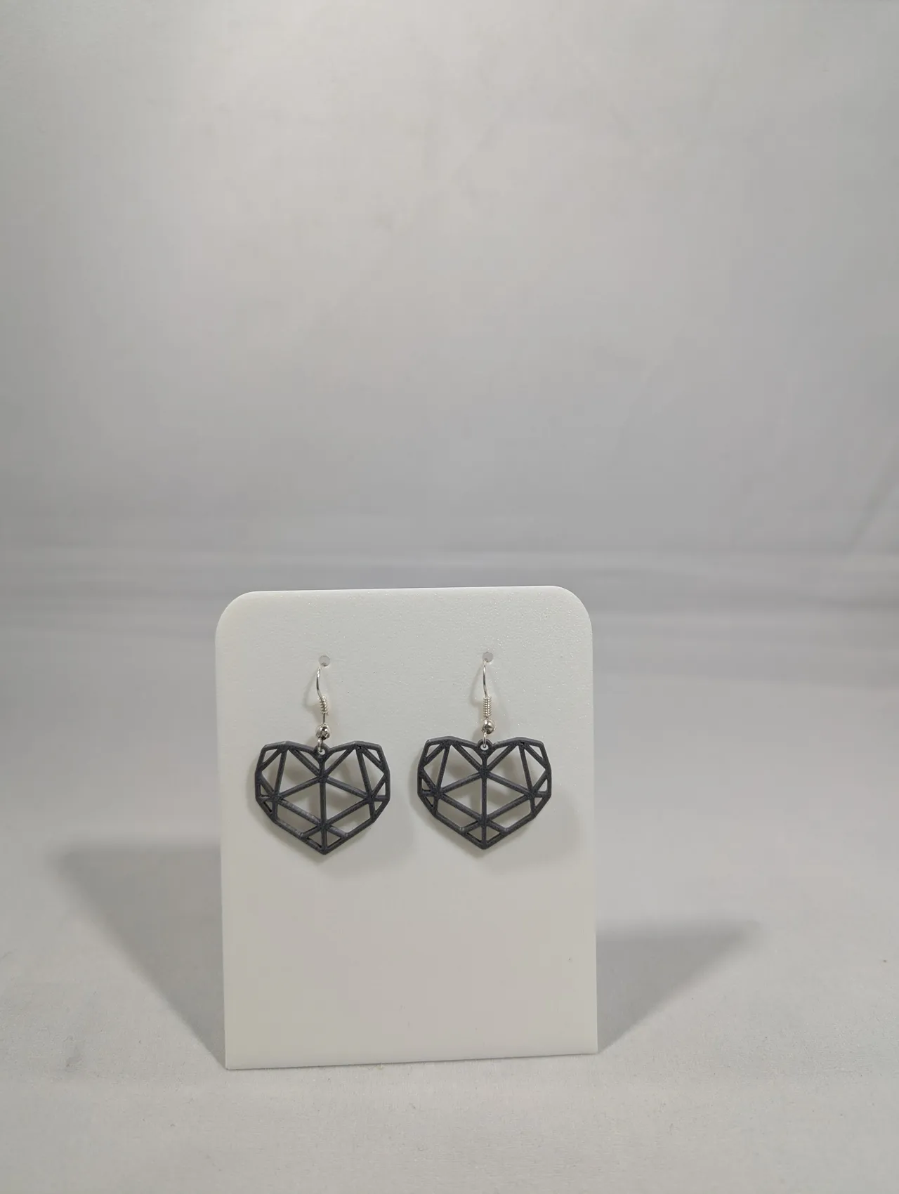 Geometric heart earrings view 3