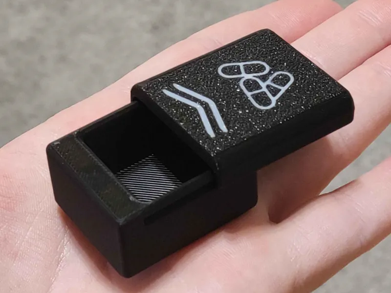 Pocket Pillbox with hidden magnets
