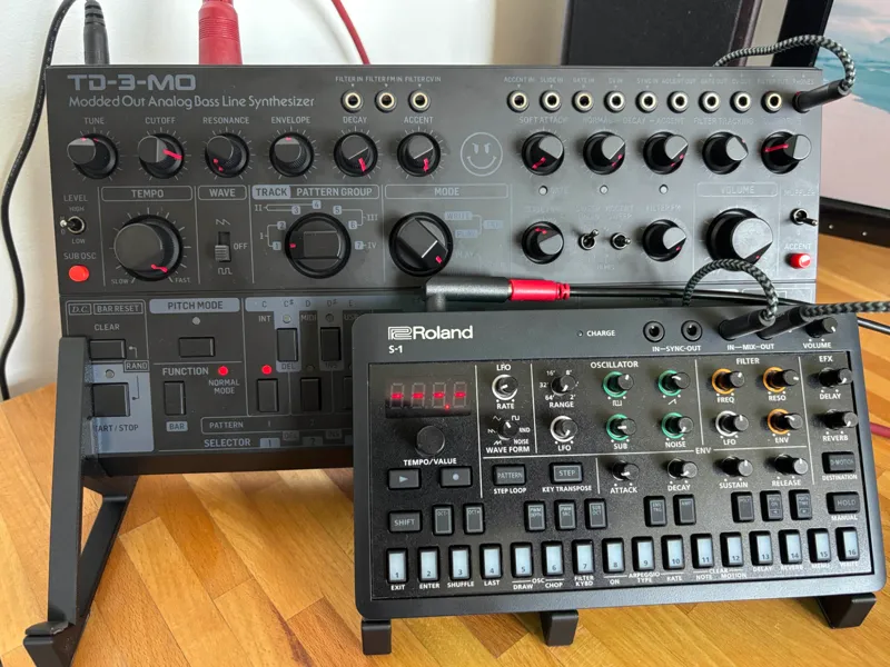 Behringer TD-3-MO stand with small shelf in front