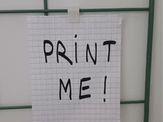 Simple Photo Clip for Metal Wall Grids