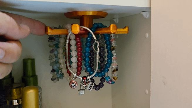 Rotating jewelry hanger