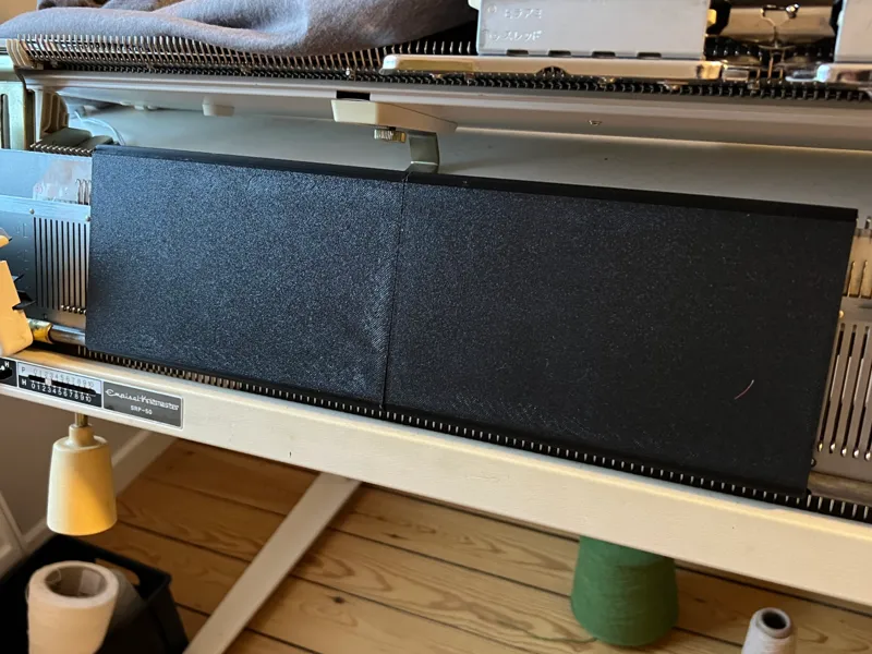 Guardplate for knitting machine