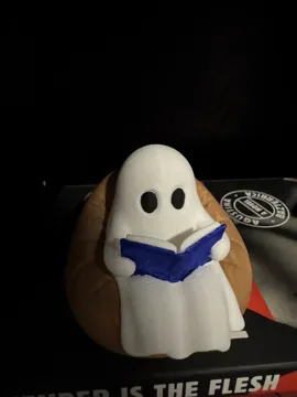 Adorno temático: ghost in a bean bag chair reading — vista de referencia 4