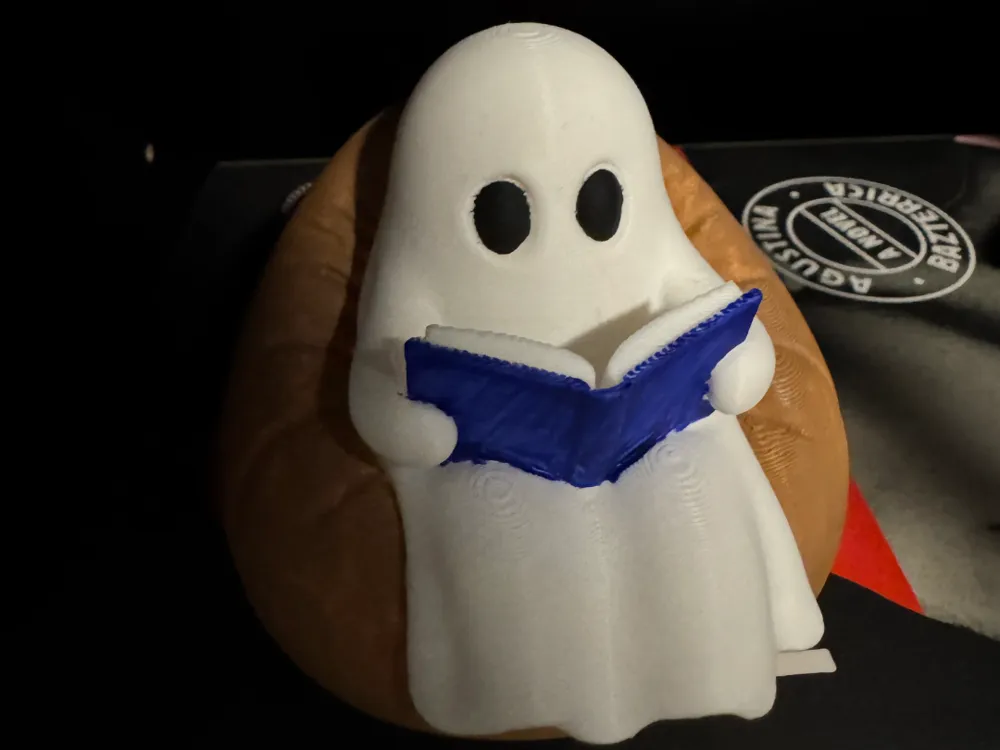 Adorno temático: ghost in a bean bag chair reading. Referencia del modelo original.