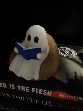 Adorno temático: ghost in a bean bag chair reading — vista de referencia 3