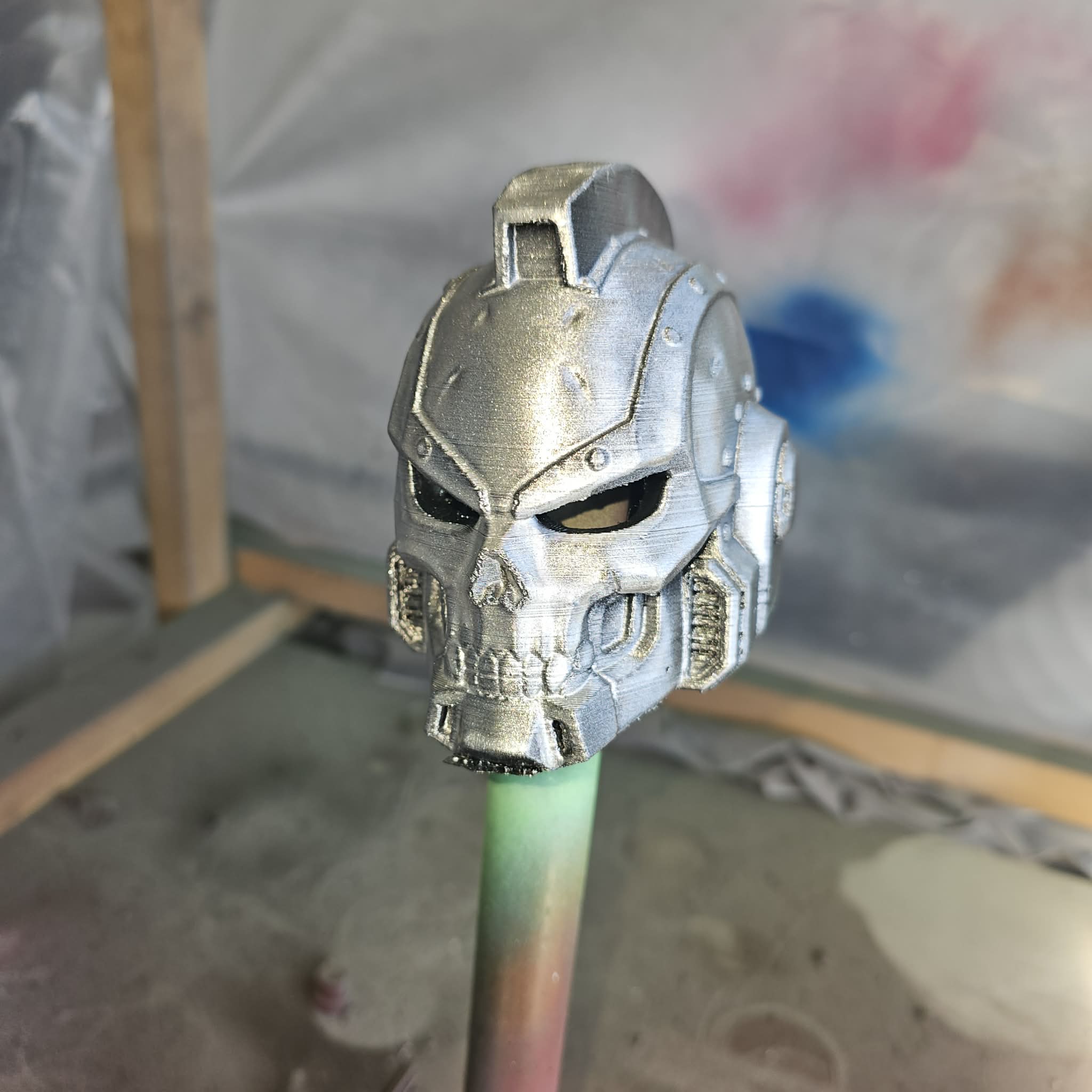 Pieza para disfraz o exhibición: Battle helmet — vista de referencia 3