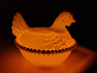 Hen on a nest tealight