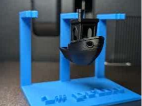 3D benchy display stand