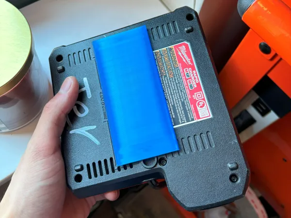 Support adhésif pour chargeur de batterie Milwaukee